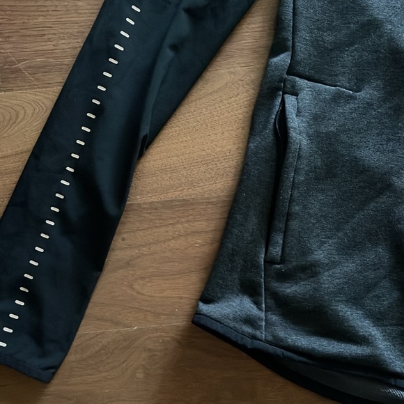 Under Armour XS women’s 1/2zip with pockets 🖤 - Picture 2 of 5